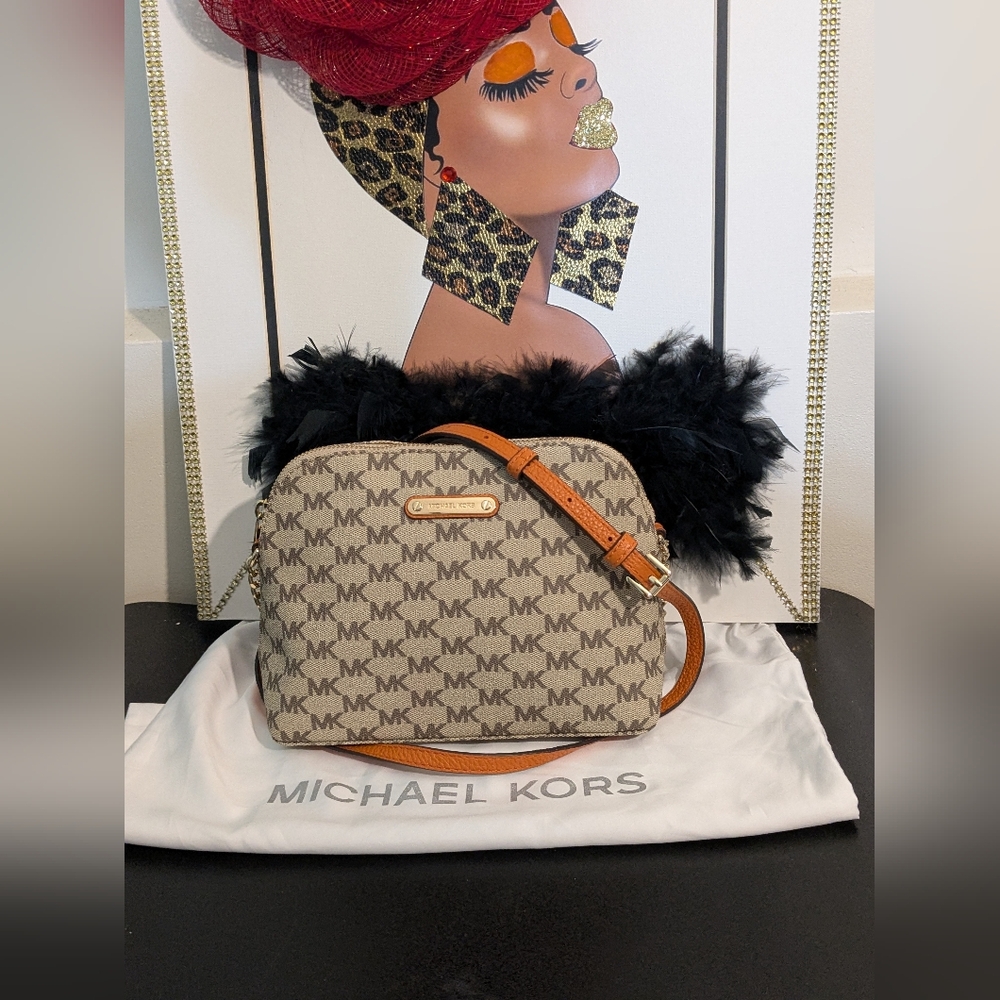 Michael Kors Cindy Saffiano Leather Dome Satchel Crossbody Bag & DUST BAG - Picture 3 of 15
